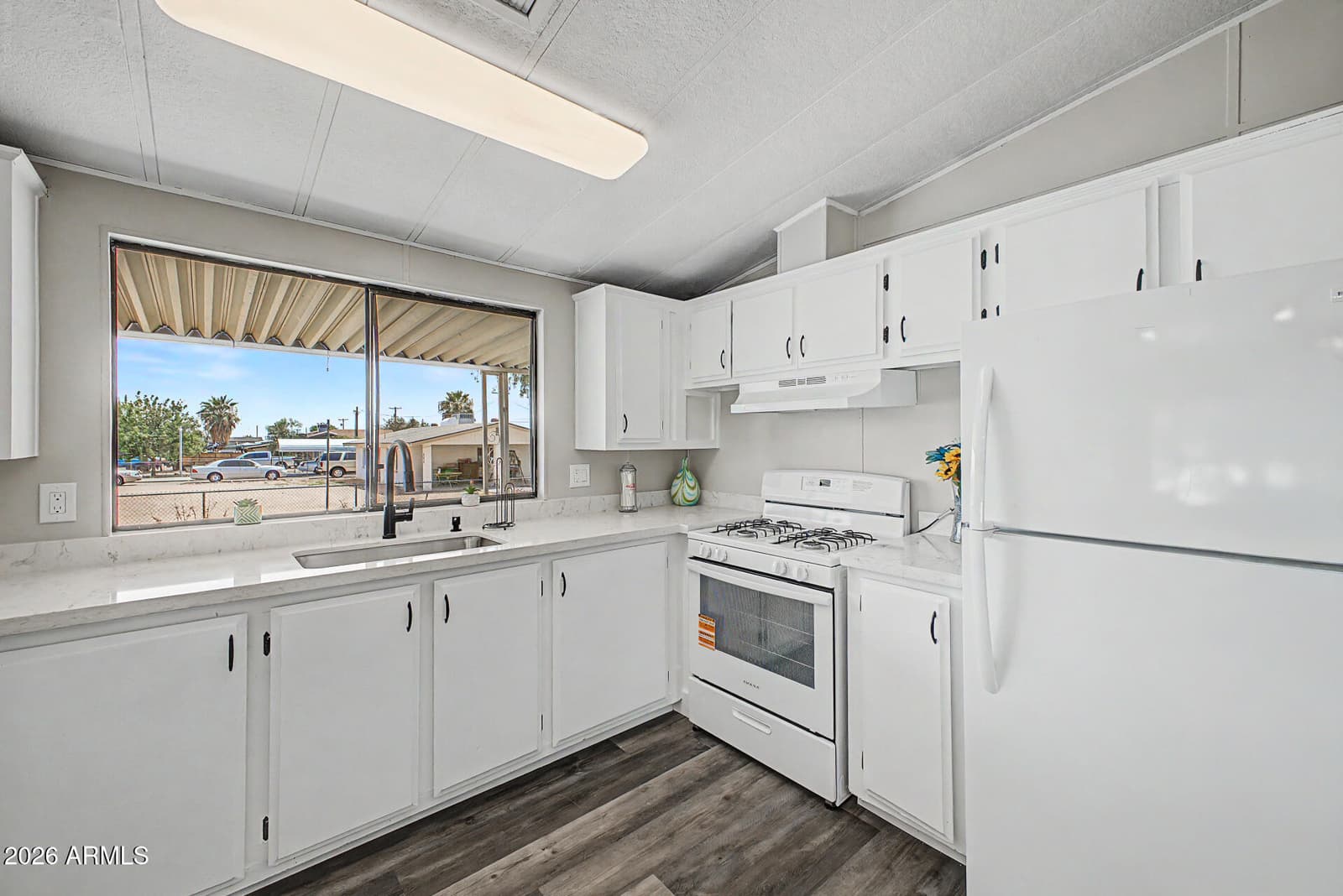 558 S DESERT VIEW Drive, Apache Junction, AZ 85120 — photo 15 of 33