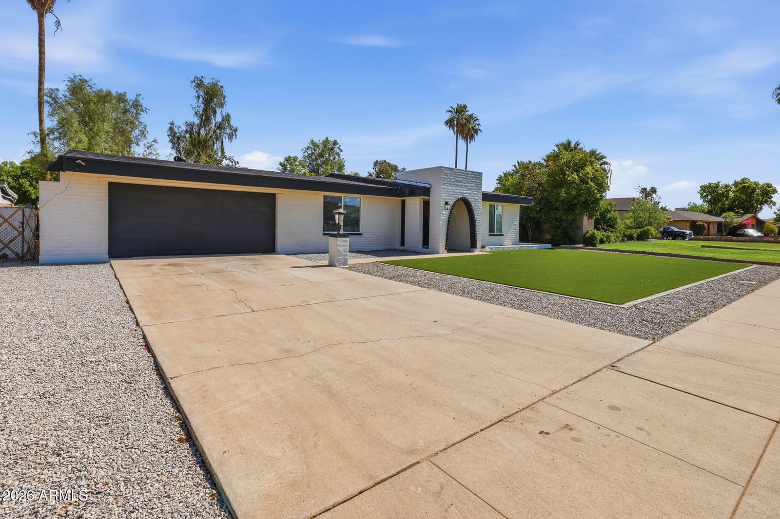 4136 W CARON Street, Phoenix, AZ 85051 — photo 4 of 36