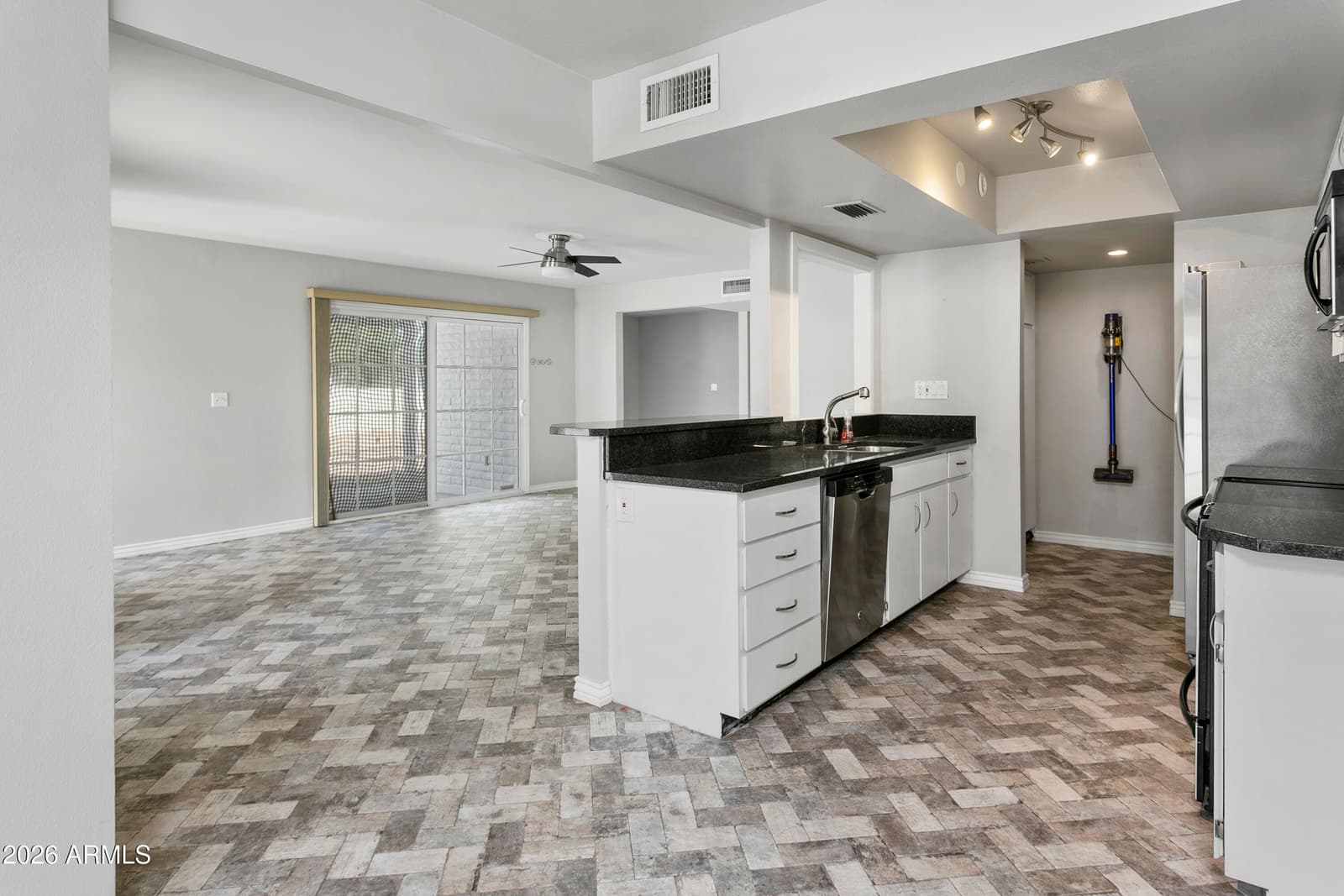 628 E BOCA RATON Road, Phoenix, AZ 85022 — photo 12 of 29