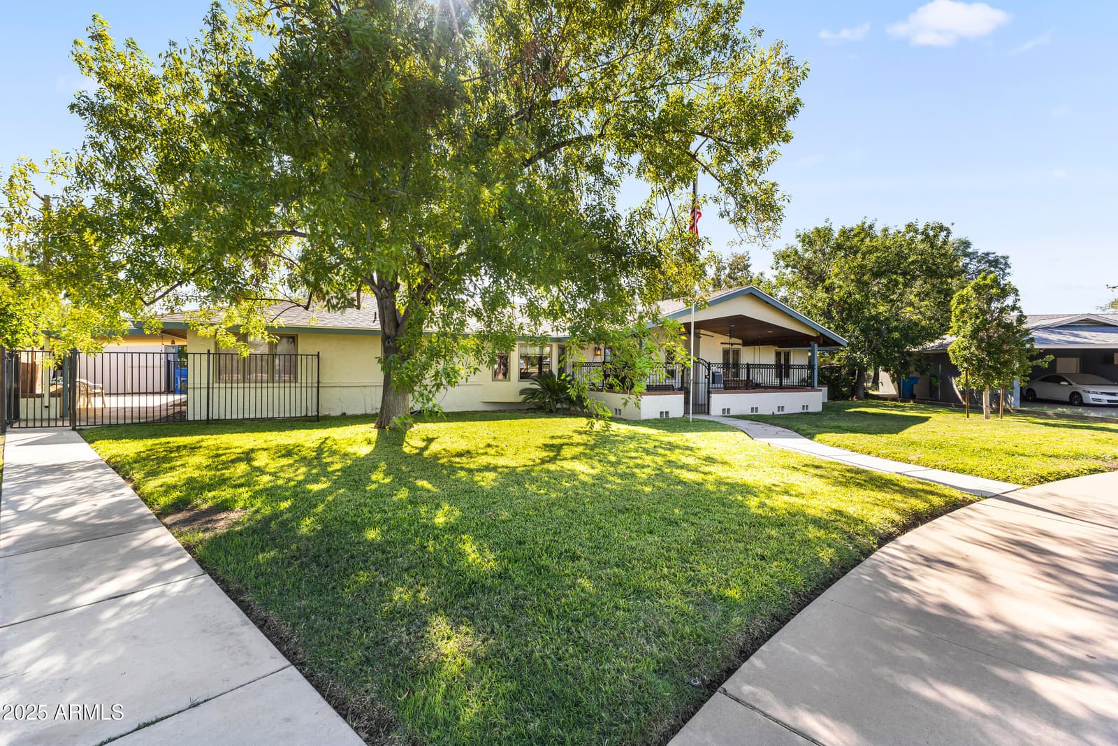 2047 W CAMBRIDGE Avenue, Phoenix, AZ 85009 — photo 3 of 54