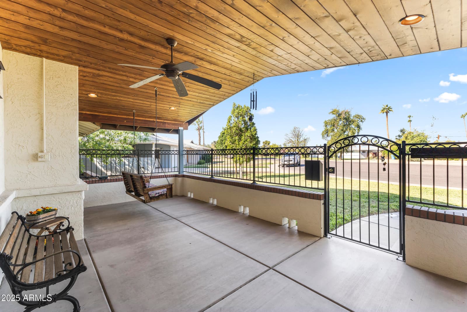 2047 W CAMBRIDGE Avenue, Phoenix, AZ 85009 — photo 5 of 54