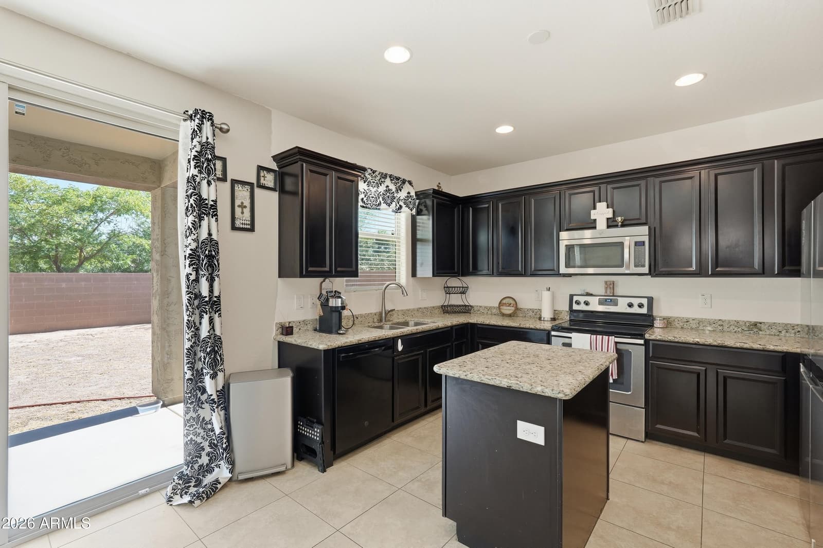 119 E CHELSEA Lane, Gilbert, AZ 85295 — photo 9 of 42