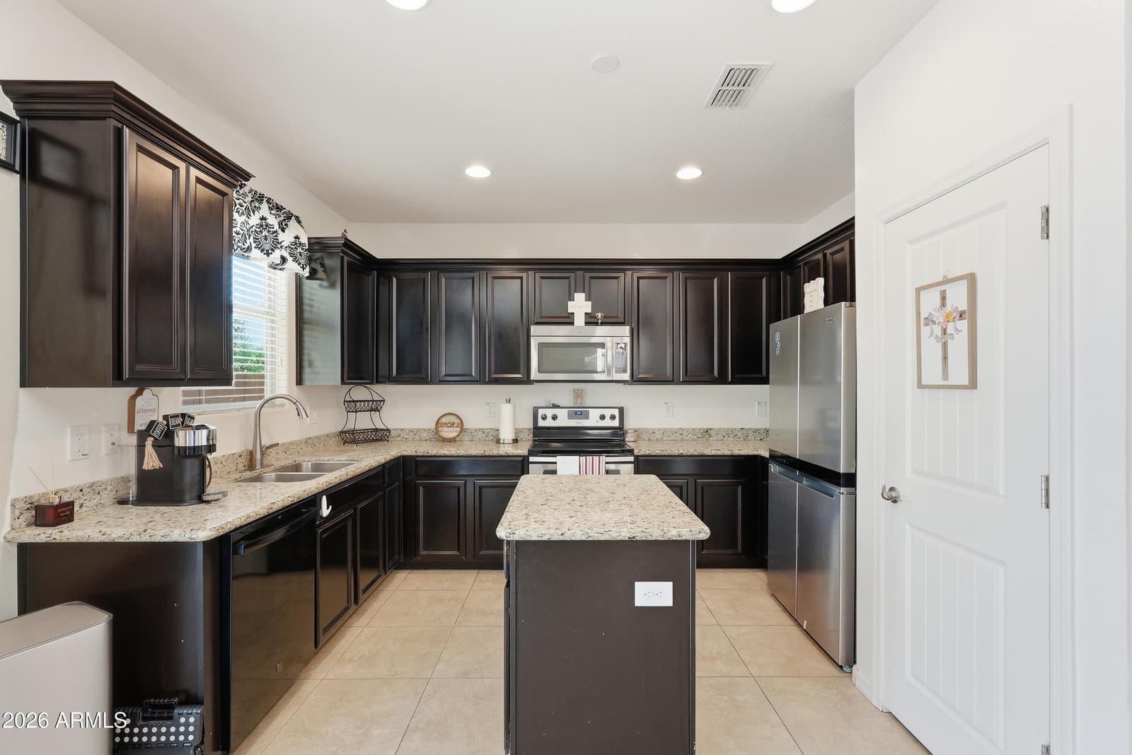 119 E CHELSEA Lane, Gilbert, AZ 85295 — photo 10 of 42