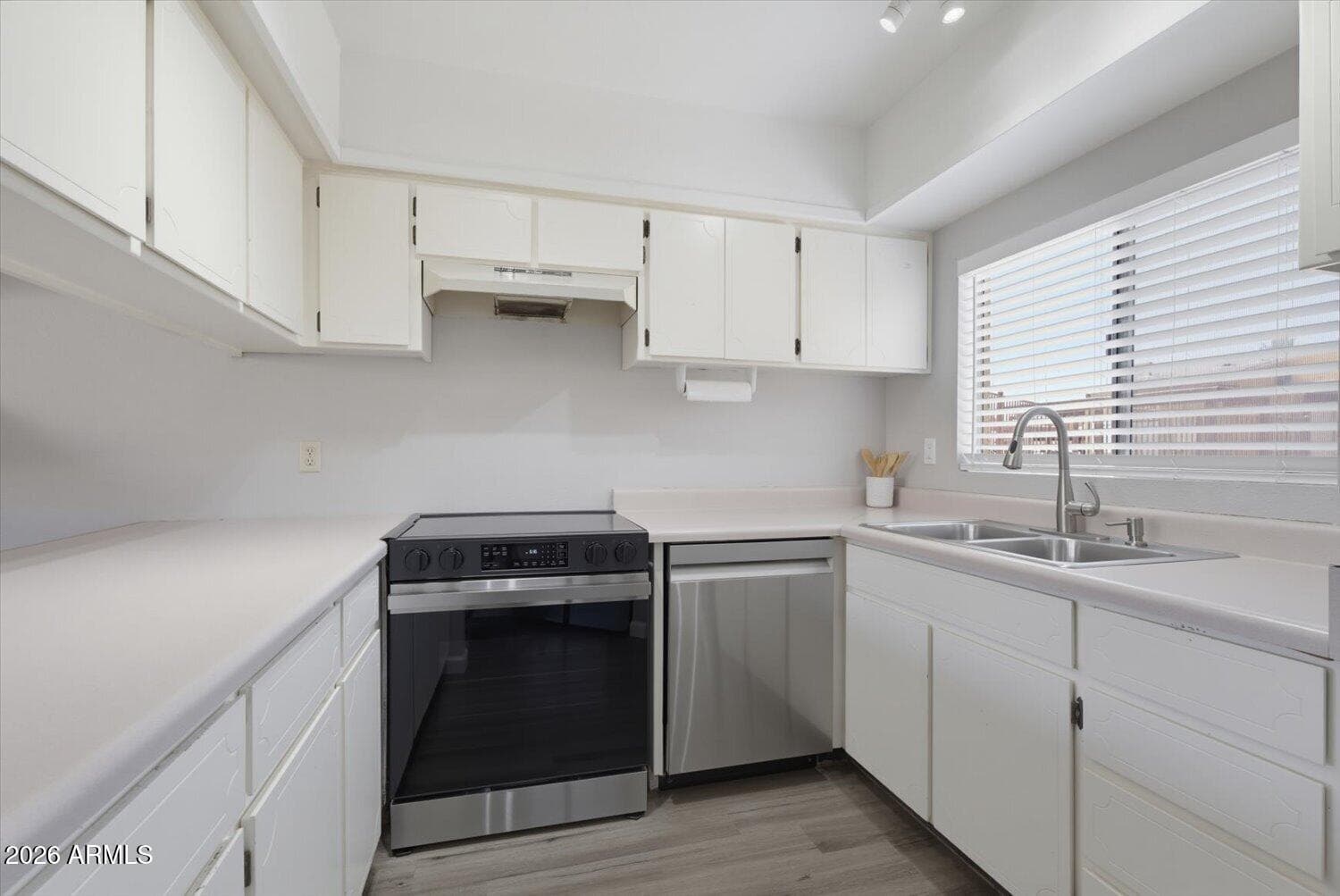 917 S HACIENDA Drive, Tempe, AZ 85281 — photo 8 of 20