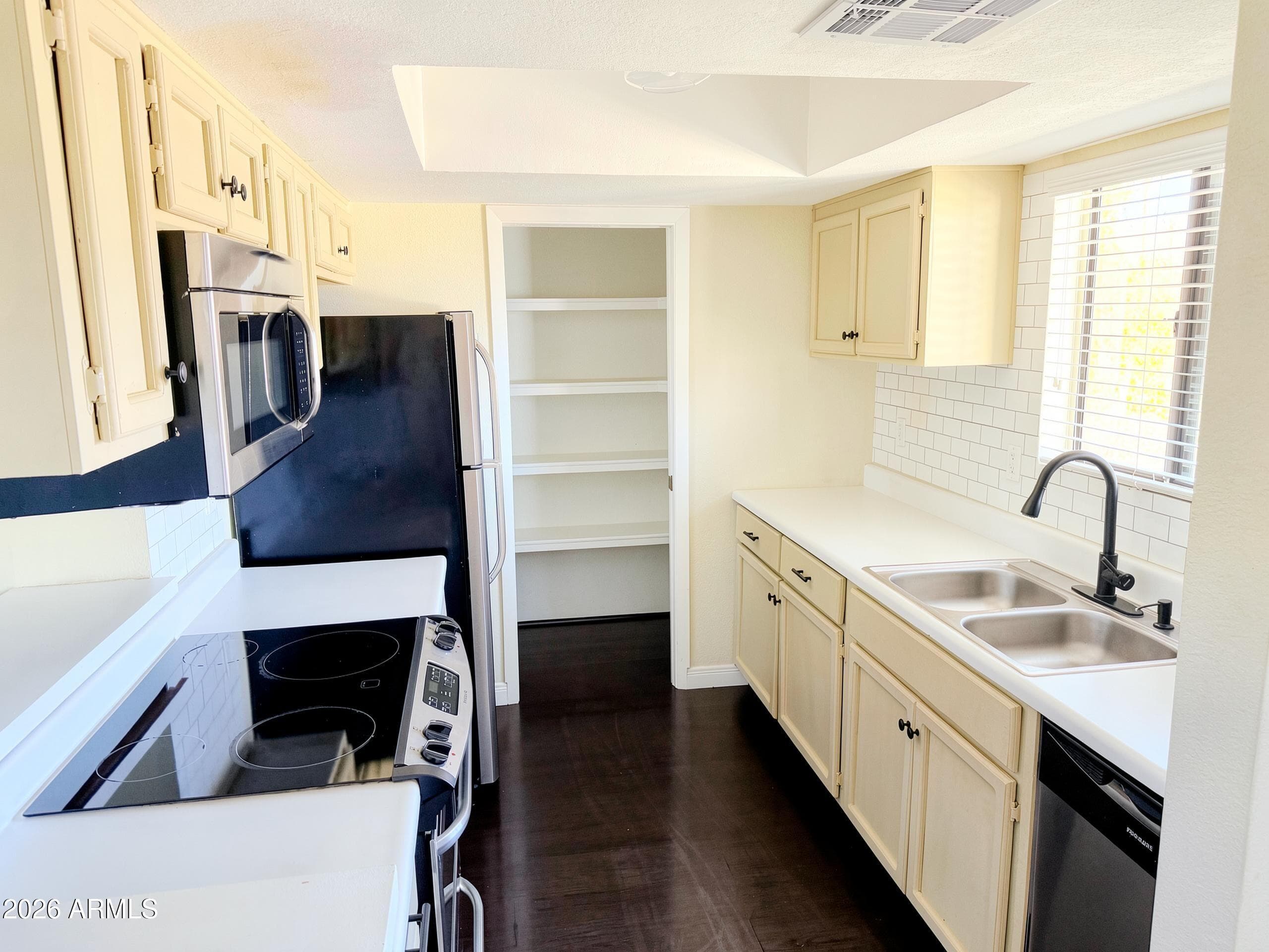 1352 E HIGHLAND Avenue 202, Phoenix, AZ 85014 — photo 8 of 21