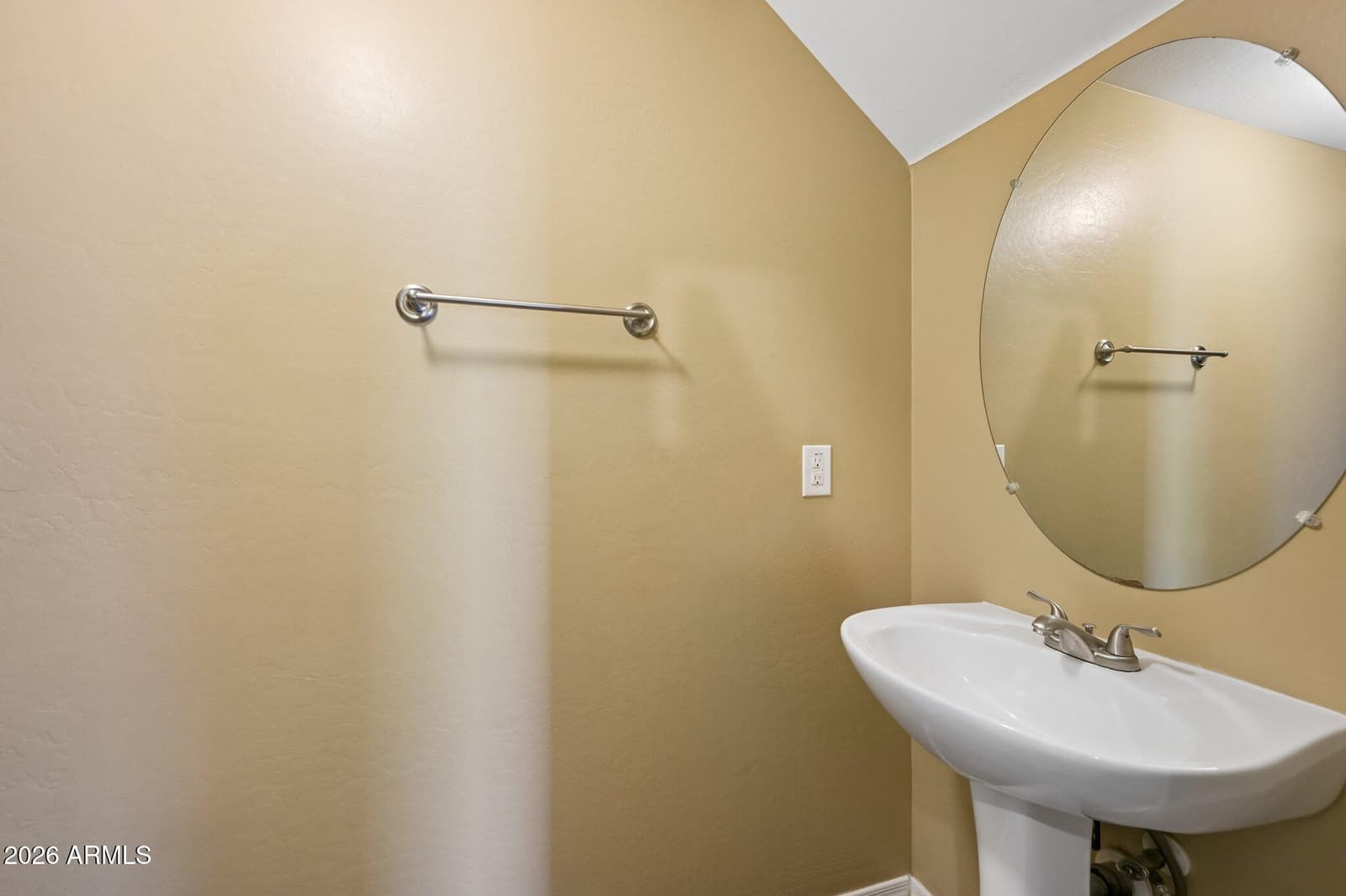 2330 E PECAN Road, Phoenix, AZ 85040 — photo 11 of 27