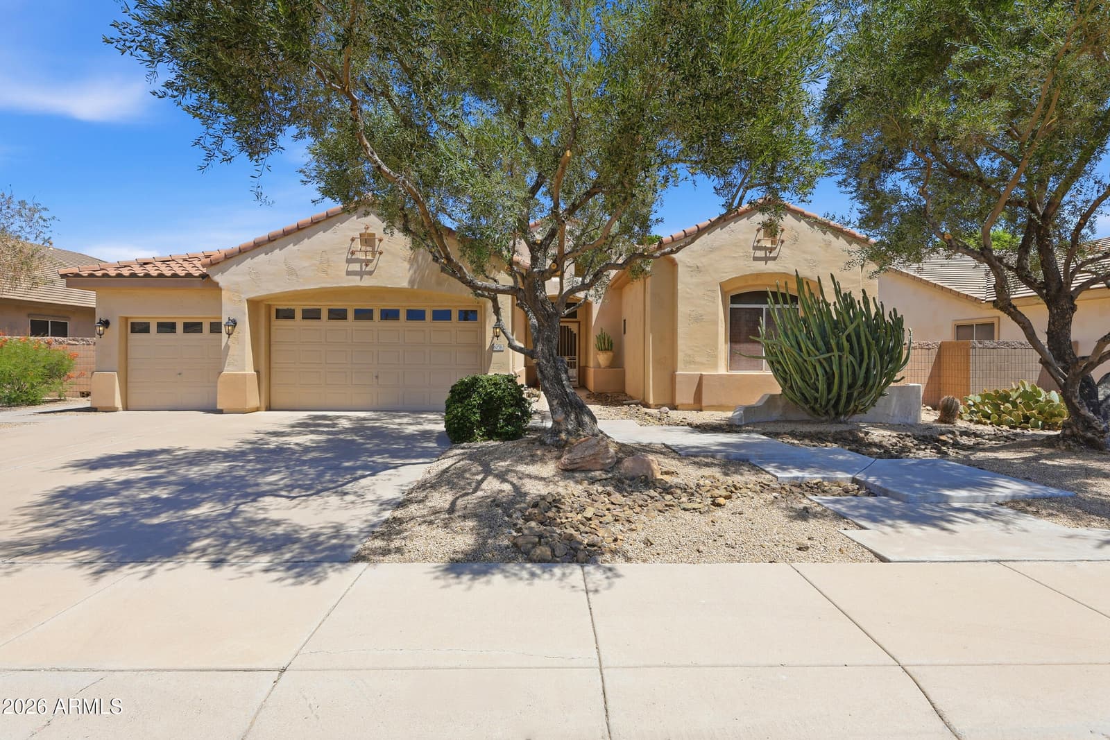 8056 W LOUISE Drive, Peoria, AZ 85383 — photo 2 of 63