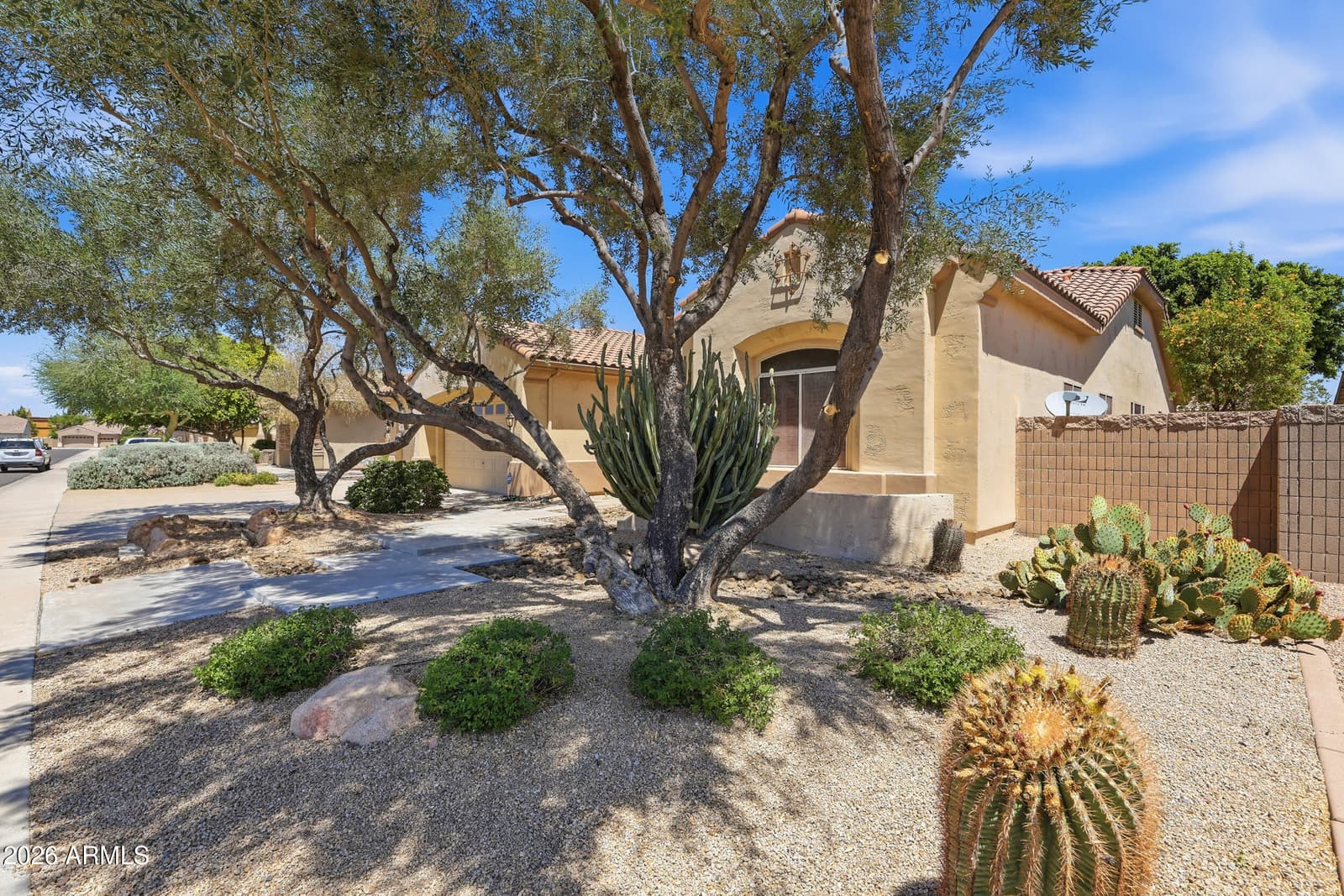 8056 W LOUISE Drive, Peoria, AZ 85383 — photo 3 of 63