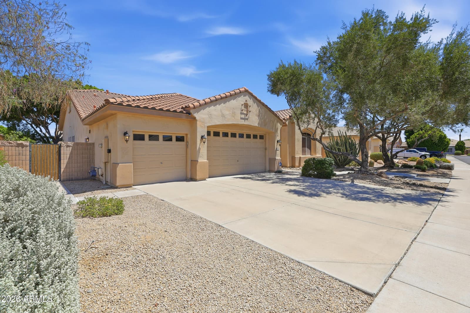 8056 W LOUISE Drive, Peoria, AZ 85383 — photo 4 of 63