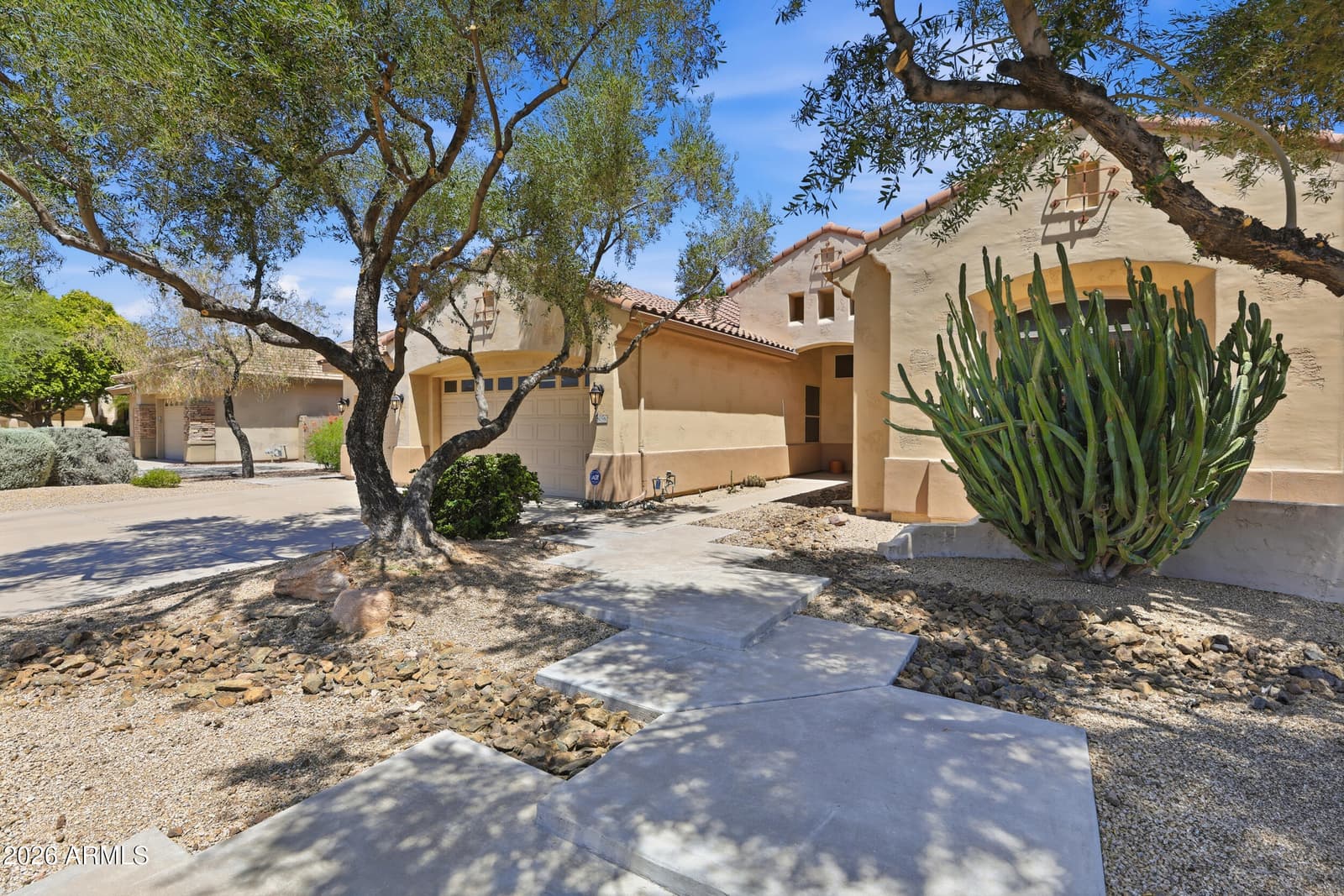 8056 W LOUISE Drive, Peoria, AZ 85383 — photo 5 of 63
