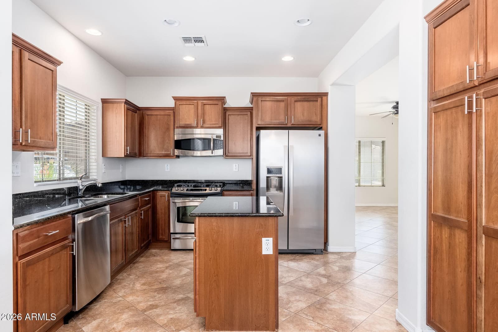 3954 E MELINDA Drive, Phoenix, AZ 85050 — photo 7 of 37
