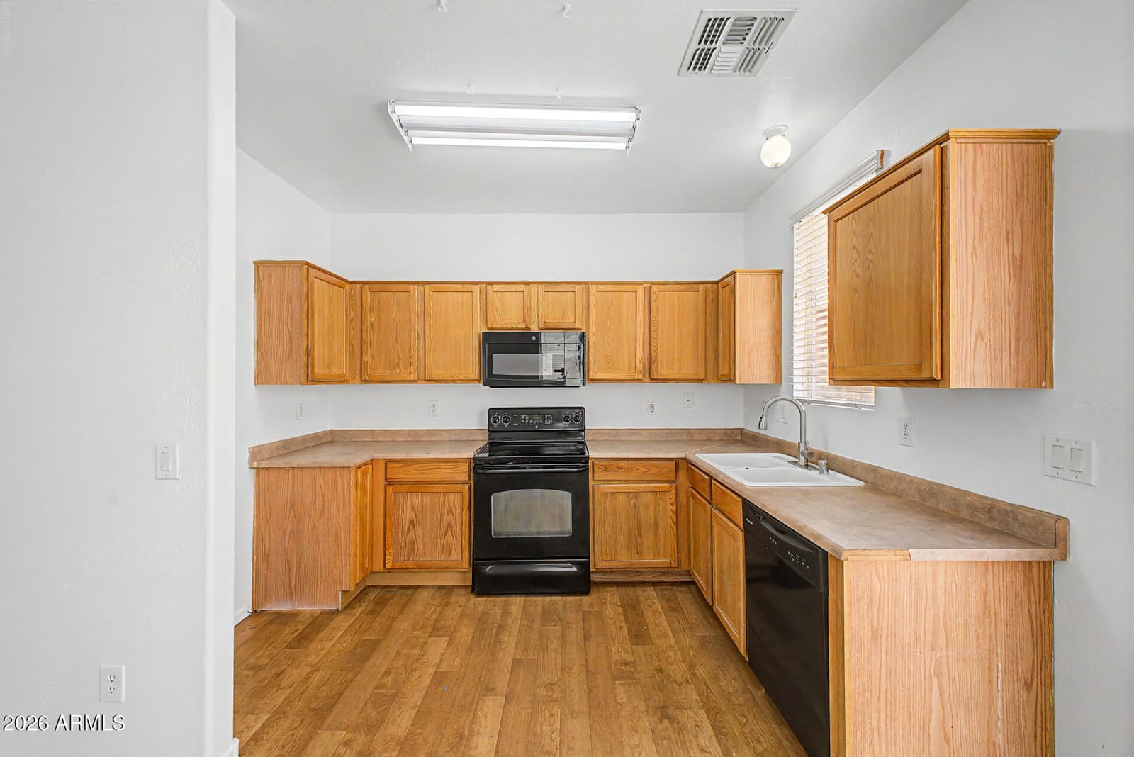 5326 W WARNER Street, Phoenix, AZ 85043 — photo 8 of 31