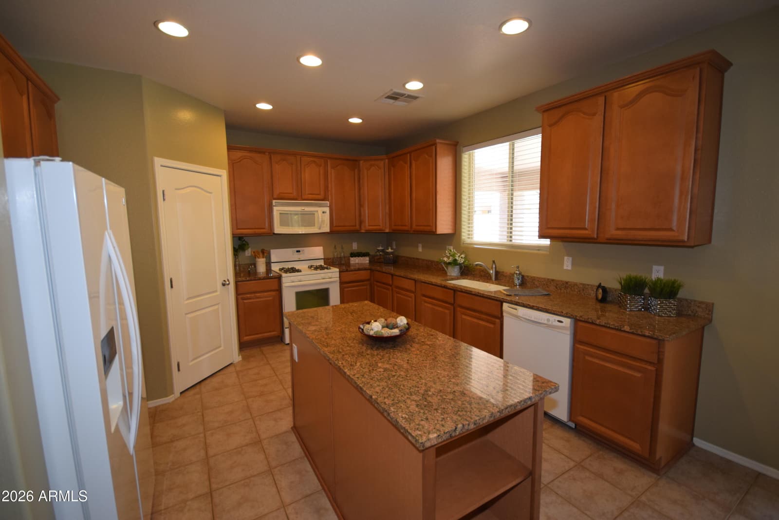 514 E PASTURE CANYON Drive, San Tan Valley, AZ 85143 — photo 10 of 68