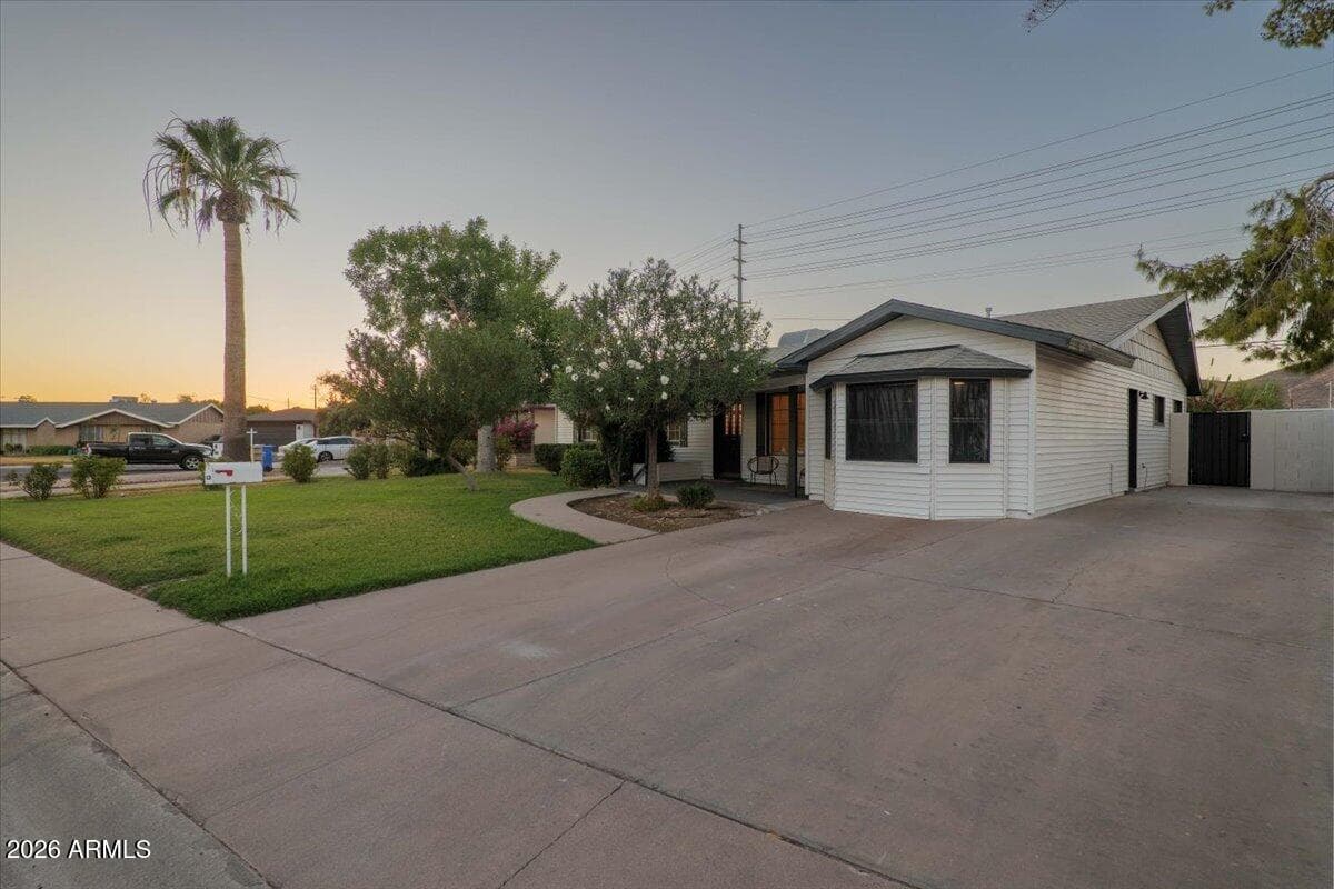 1708 W SUNNYSLOPE Lane, Phoenix, AZ 85021 — photo 2 of 29