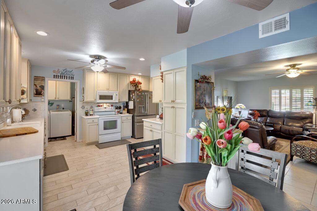 9521 W OAK RIDGE Drive, Sun City, AZ 85351 — photo 10 of 38