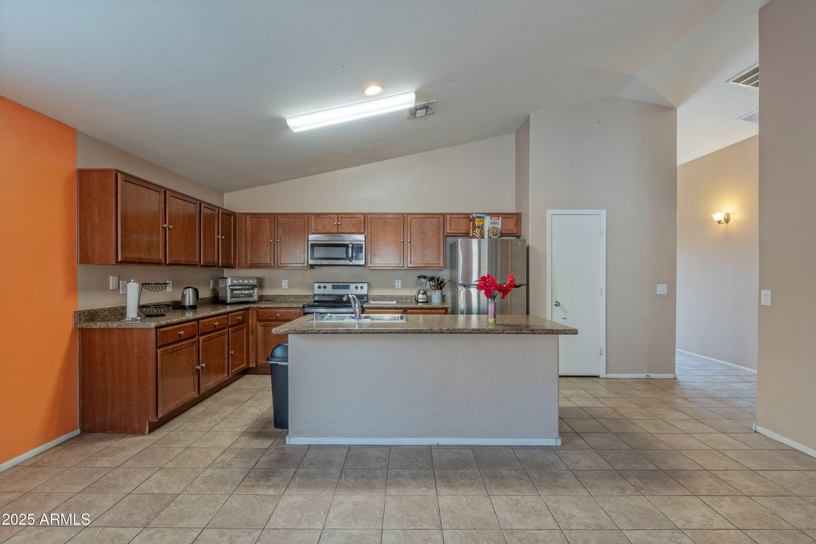 8750 W KINGMAN Street, Tolleson, AZ 85353 — photo 6 of 21
