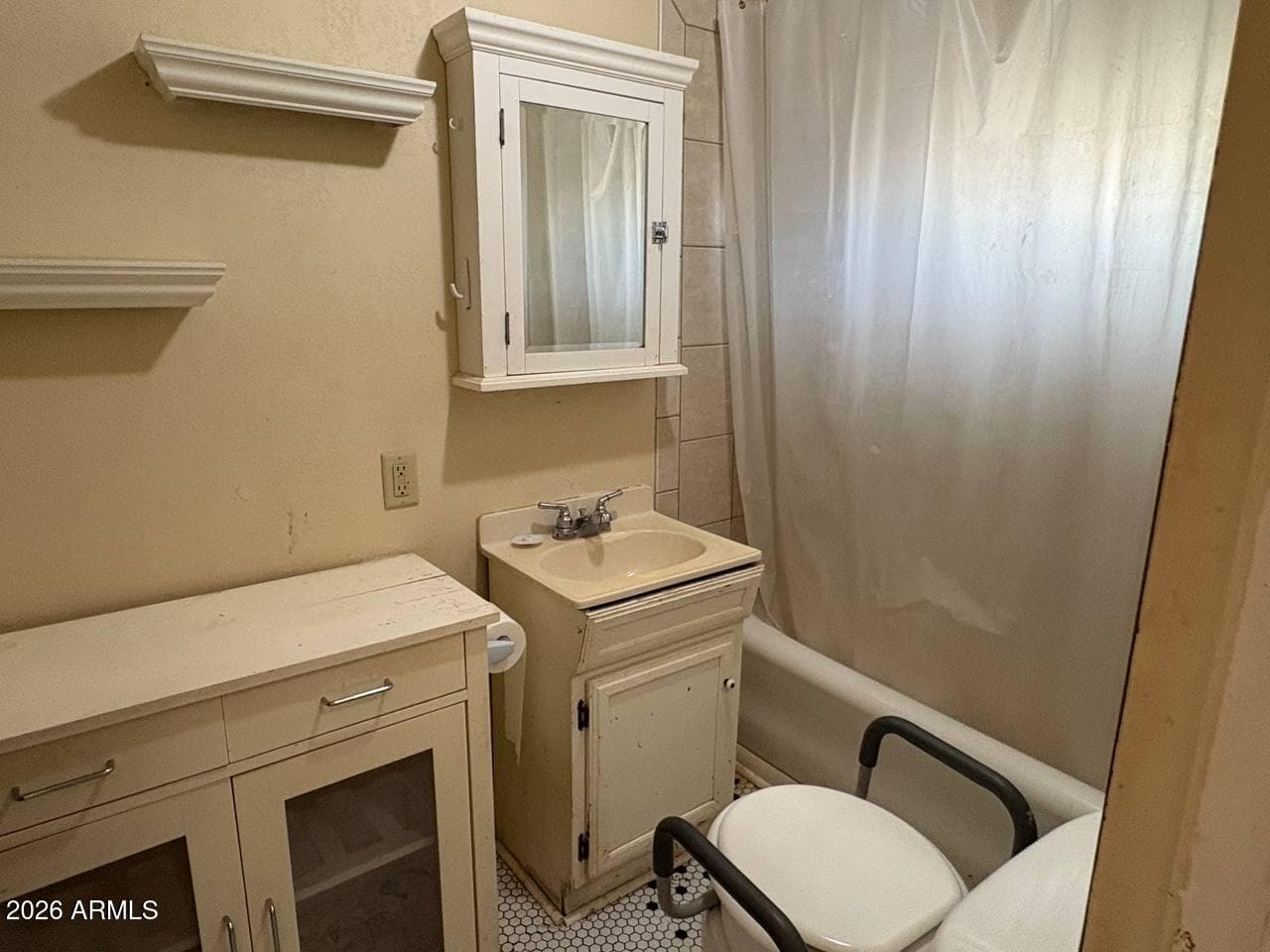 222 W FOURTH Street, Winslow, AZ 86047 — photo 17 of 30