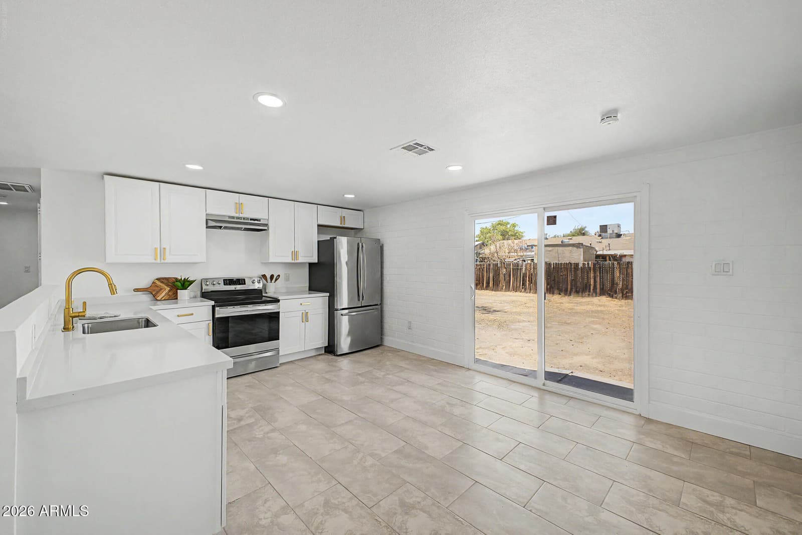 7254 W WOLF Street, Phoenix, AZ 85033 — photo 6 of 24