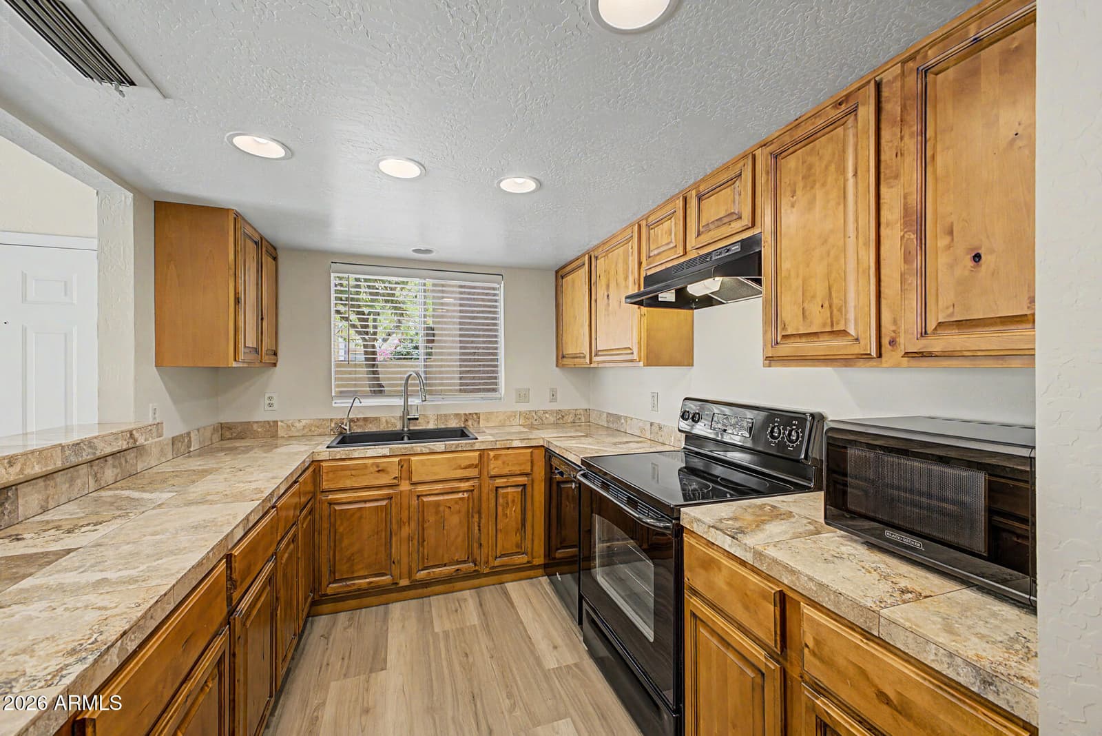4213 W CALAVAR Road, Phoenix, AZ 85053 — photo 7 of 31