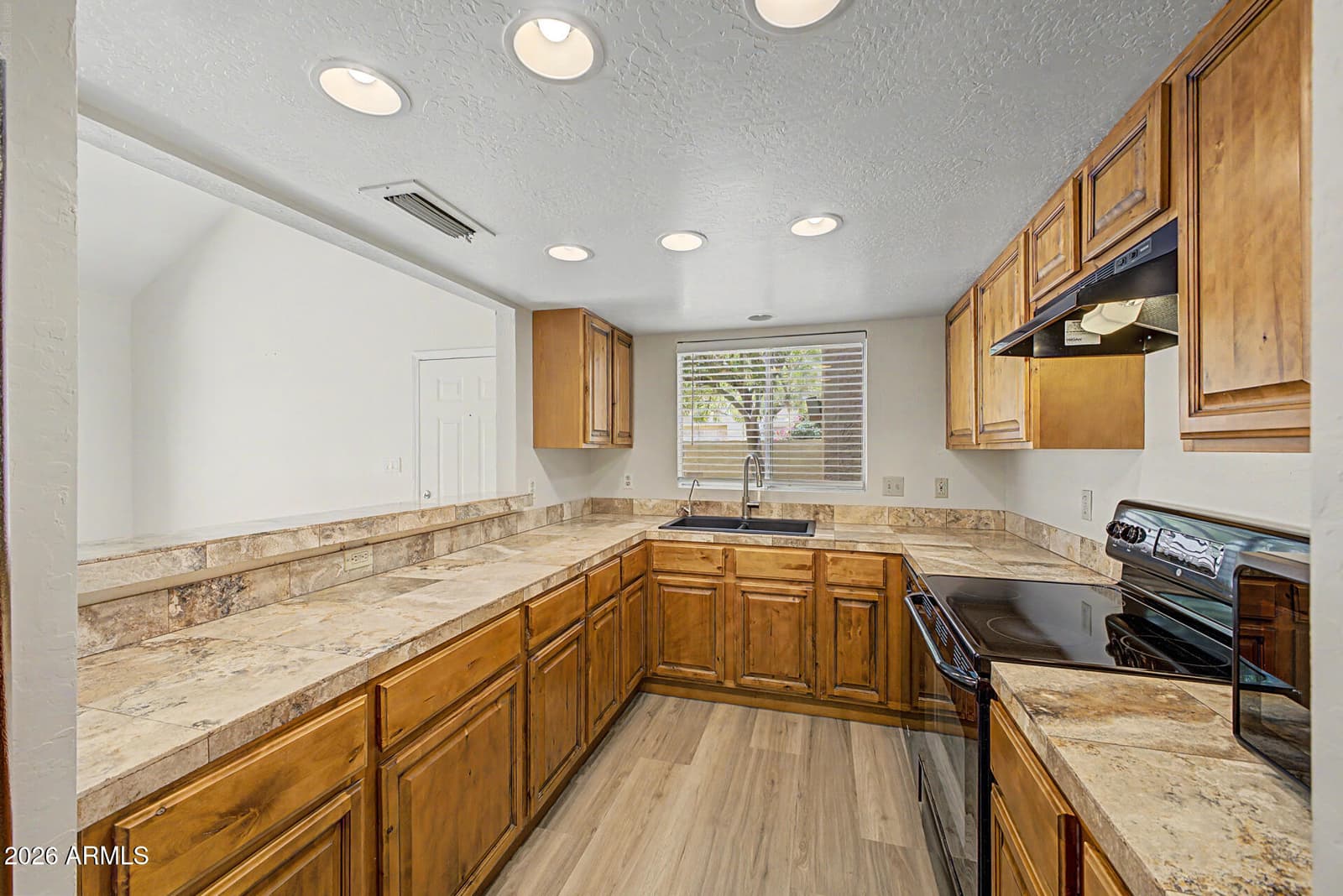 4213 W CALAVAR Road, Phoenix, AZ 85053 — photo 8 of 31