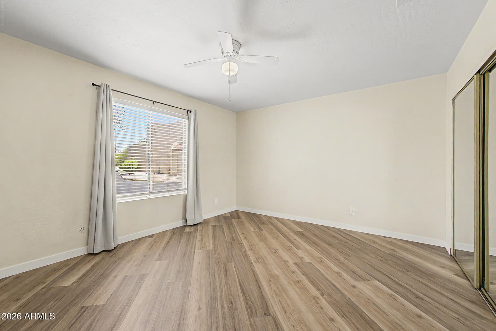 4213 W CALAVAR Road, Phoenix, AZ 85053 — photo 10 of 31