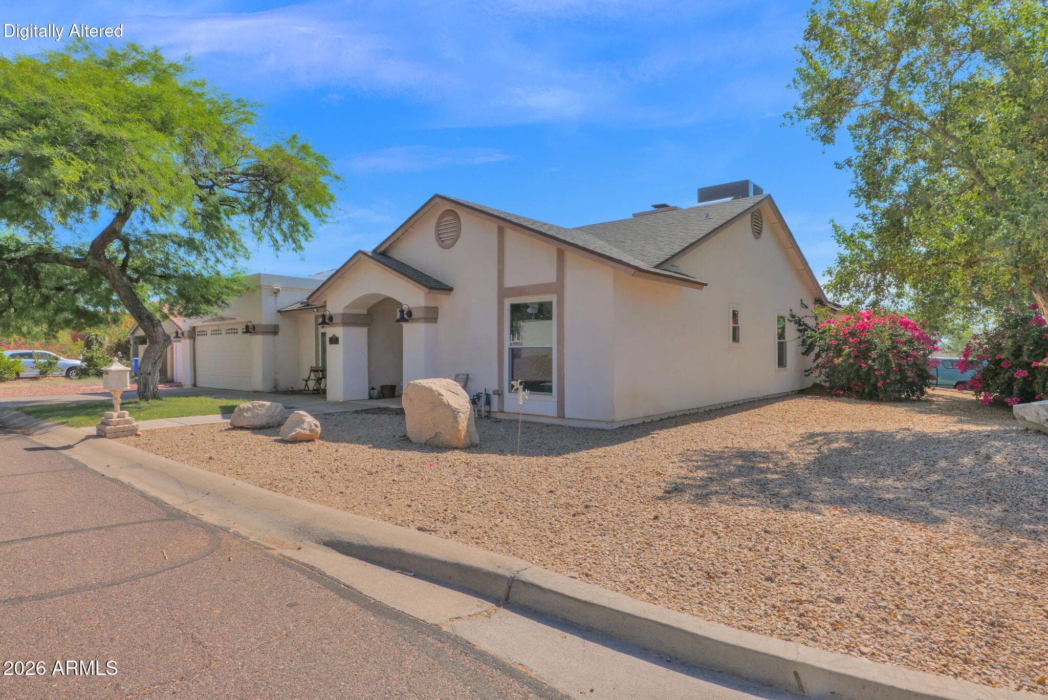 9040 N 14TH Place, Phoenix, AZ 85020 — photo 3 of 37