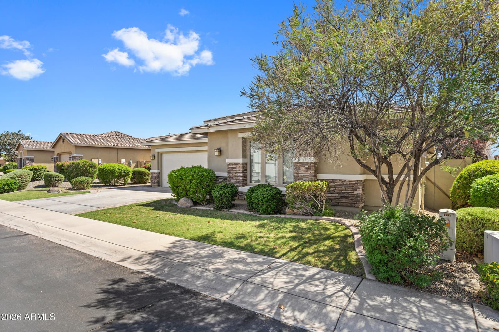 6692 S LYON Drive, Gilbert, AZ 85298 — photo 4 of 41