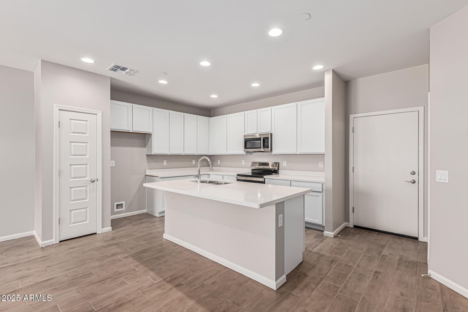 733 E COMMONWEALTH Avenue 23, Chandler, AZ 85225 — photo 11 of 29
