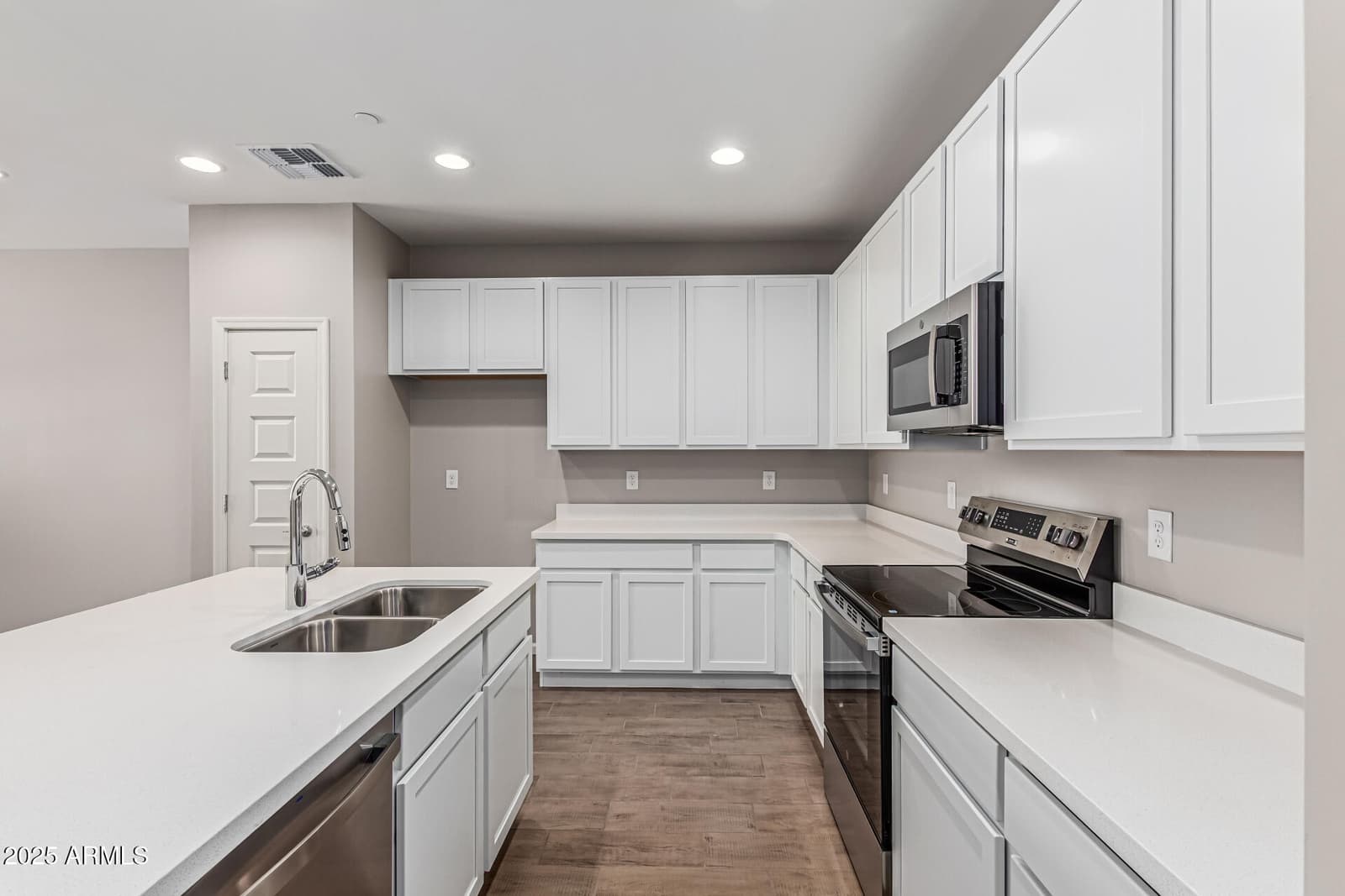 733 E COMMONWEALTH Avenue 23, Chandler, AZ 85225 — photo 12 of 29