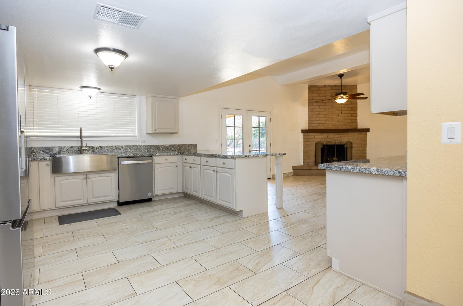 2002 TOWN AND COUNTRY Drive, Sierra Vista, AZ 85635 — photo 11 of 32
