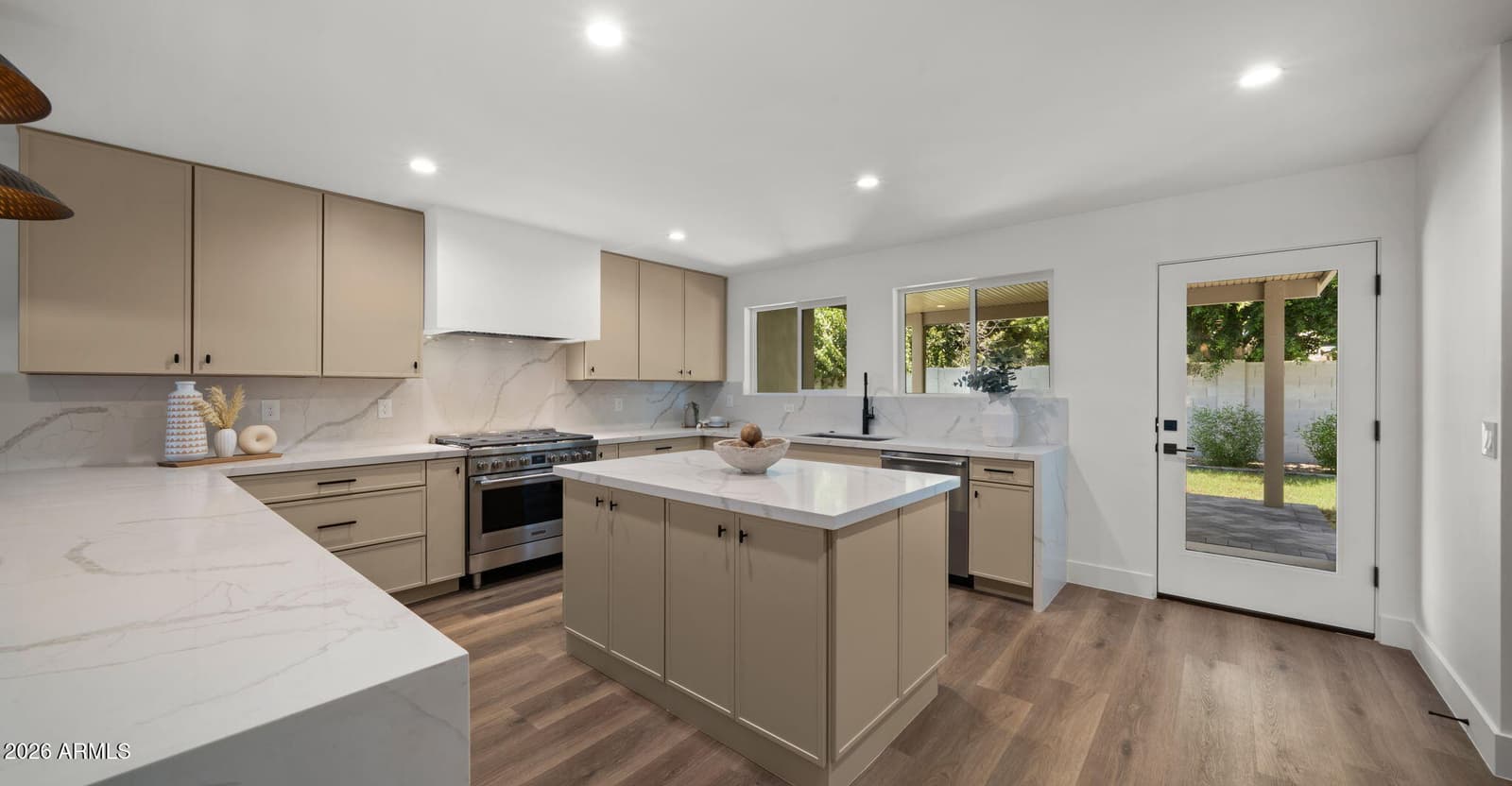 6830 N 10TH Place, Phoenix, AZ 85014 — photo 11 of 45