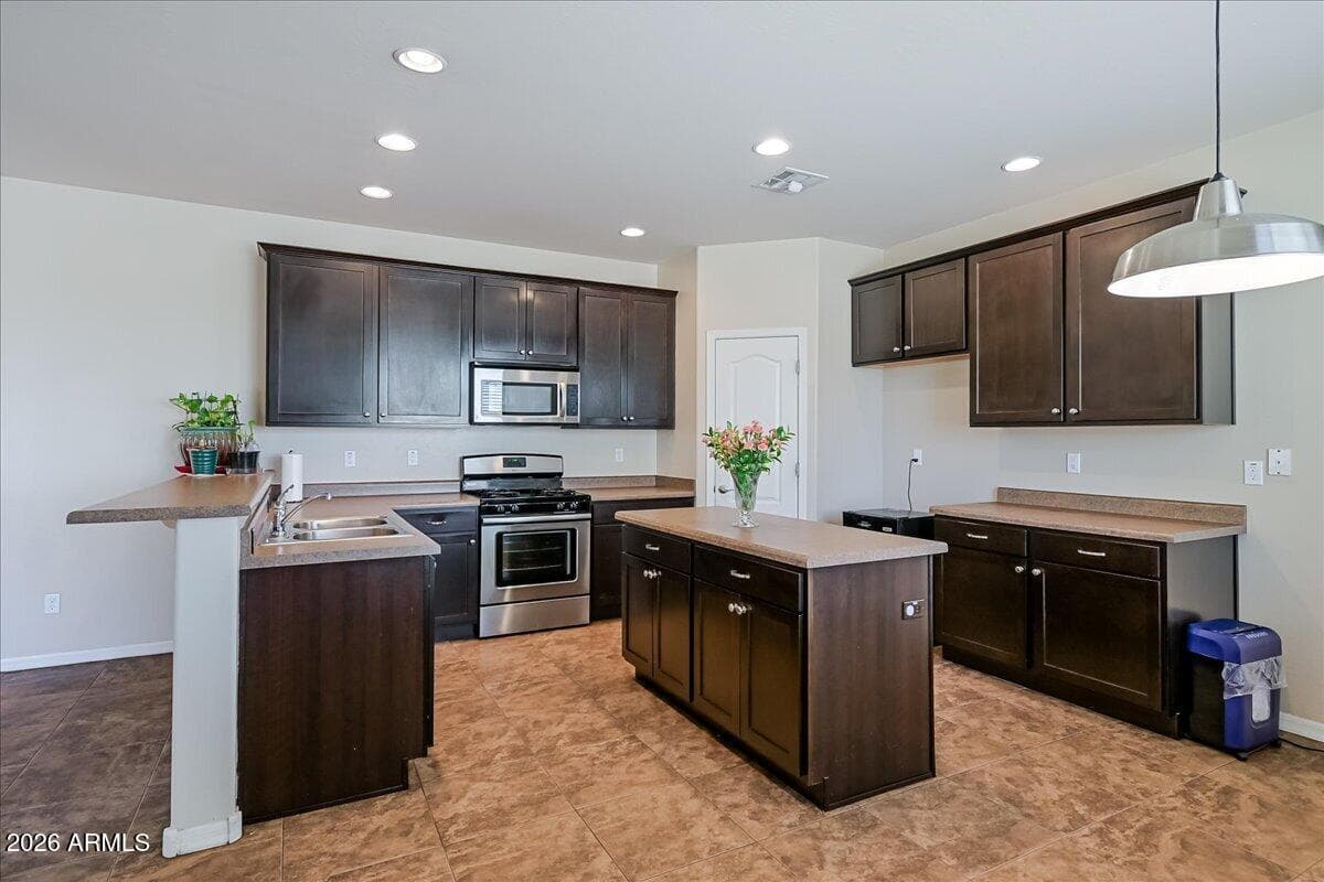 7318 W MIDWAY Avenue, Glendale, AZ 85303 — photo 10 of 43