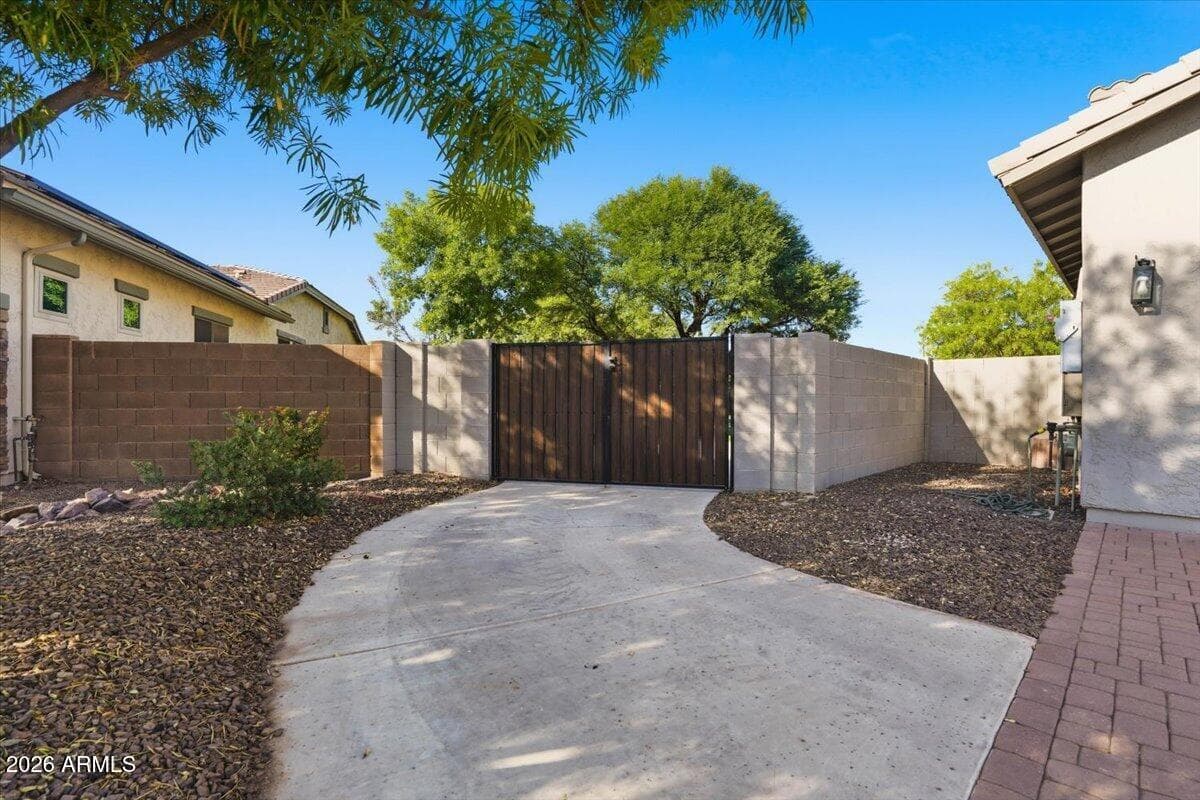 1122 E LODGEPOLE Drive, Gilbert, AZ 85298 — photo 9 of 92