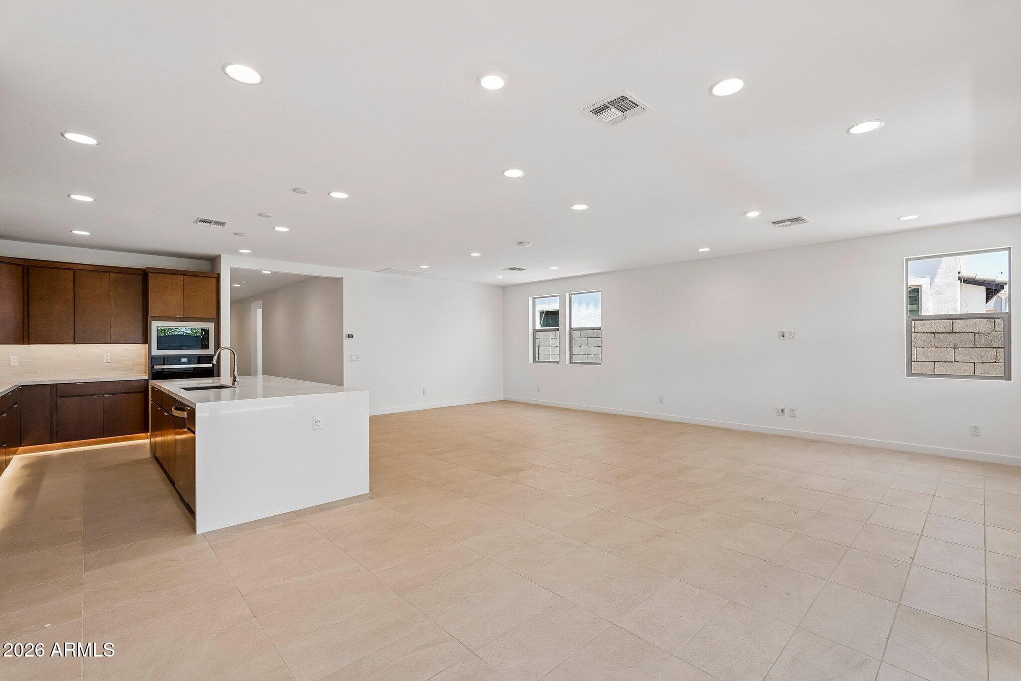 7951 W LOMA Lane, Peoria, AZ 85345 — photo 8 of 39