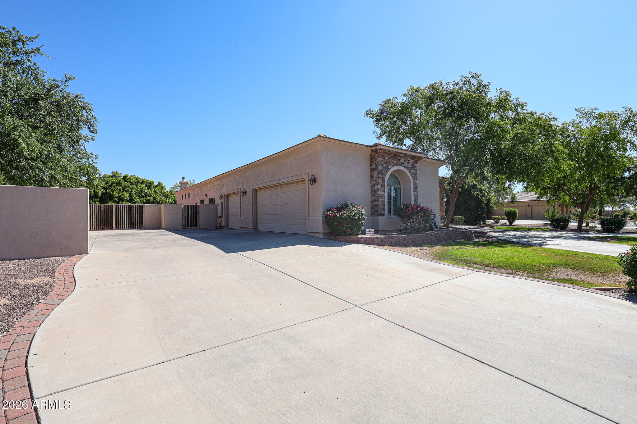 925 E Valencia Drive, Phoenix, AZ 85042 — photo 4 of 47