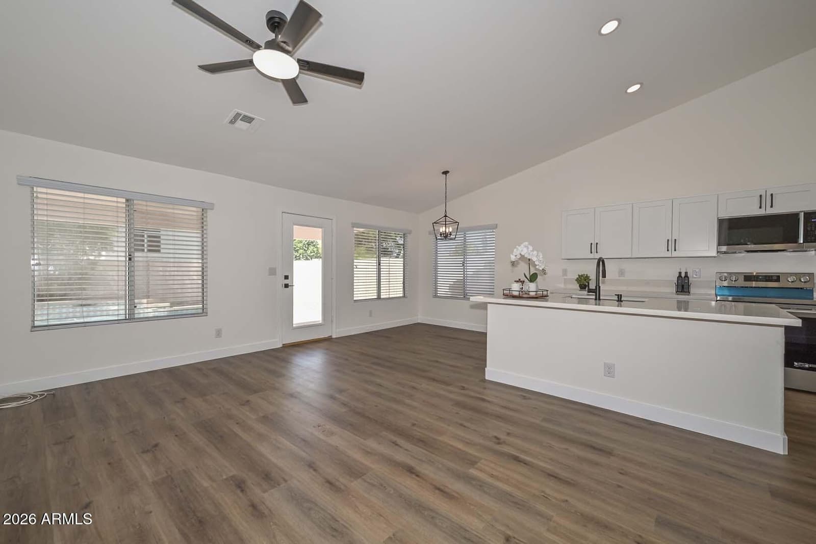 6781 W LOUISE Drive, Glendale, AZ 85310 — photo 10 of 39
