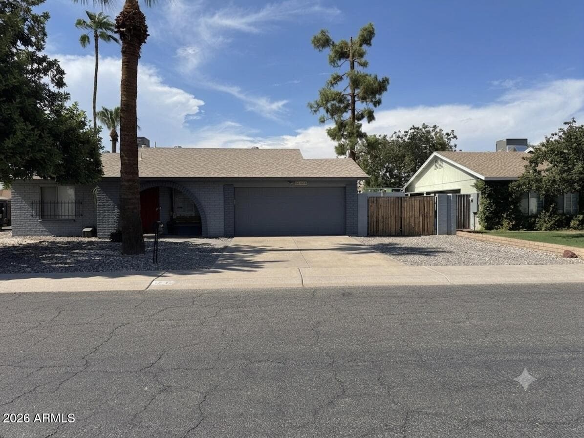 2840 W MICHELLE Drive, Phoenix, AZ 85053 — photo 2 of 4