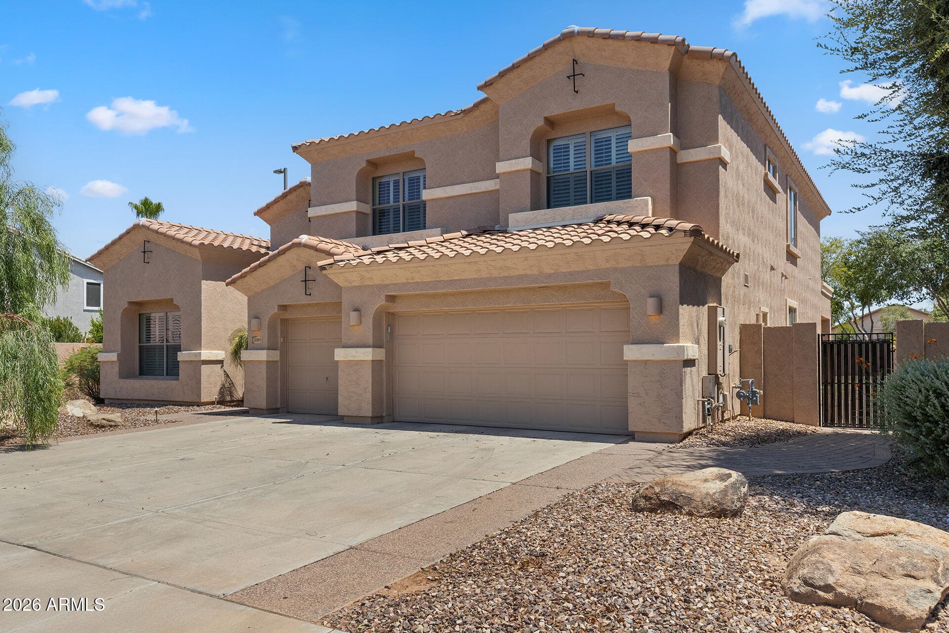 2089 S SAILORS Way, Gilbert, AZ 85295 — photo 4 of 90