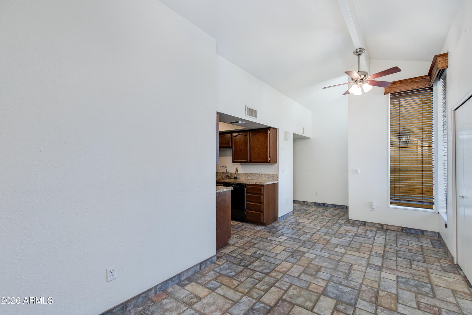 7263 N 6TH Way, Phoenix, AZ 85020 — photo 7 of 33