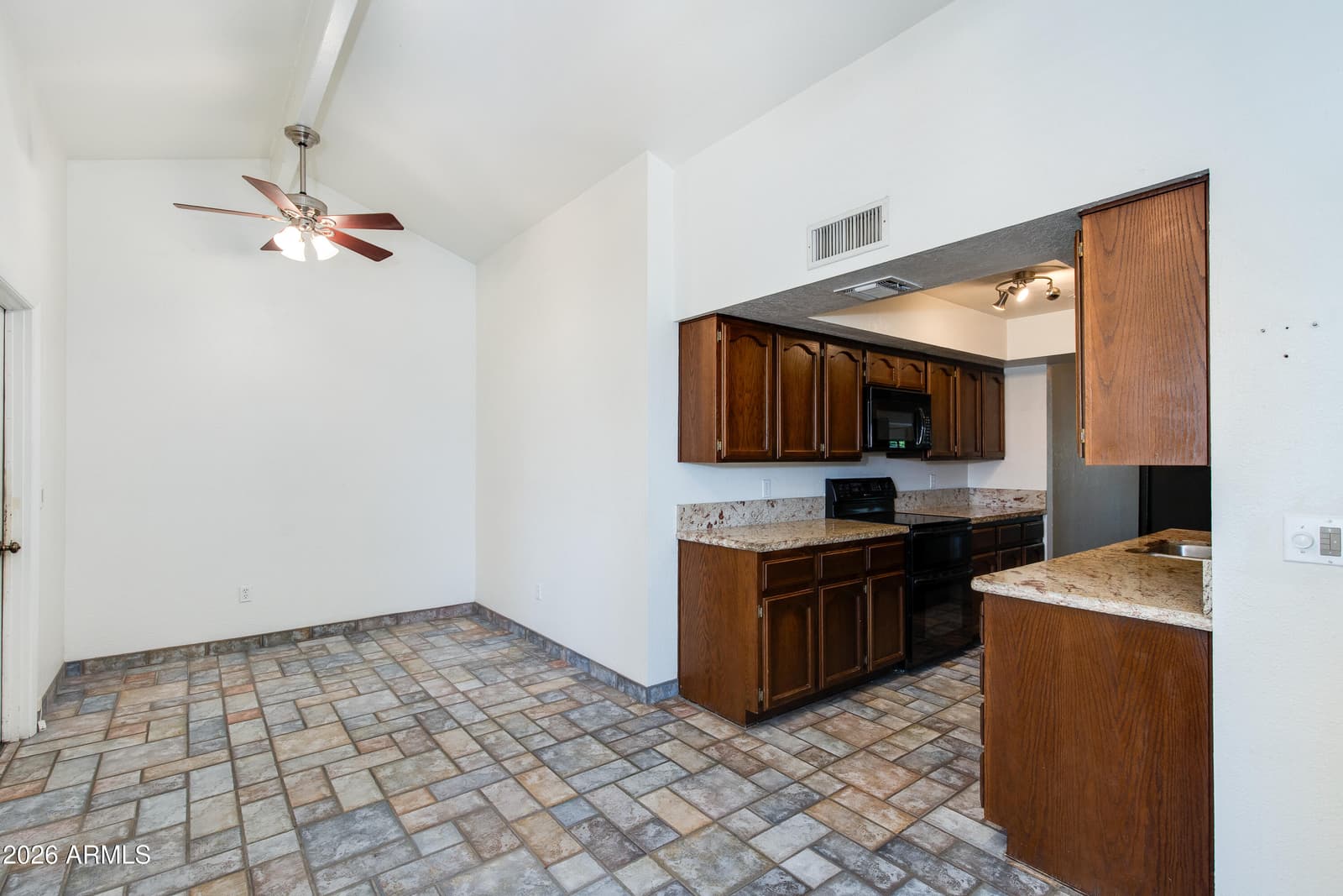 7263 N 6TH Way, Phoenix, AZ 85020 — photo 8 of 33