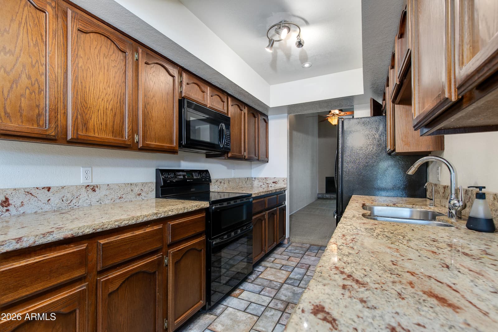 7263 N 6TH Way, Phoenix, AZ 85020 — photo 9 of 33