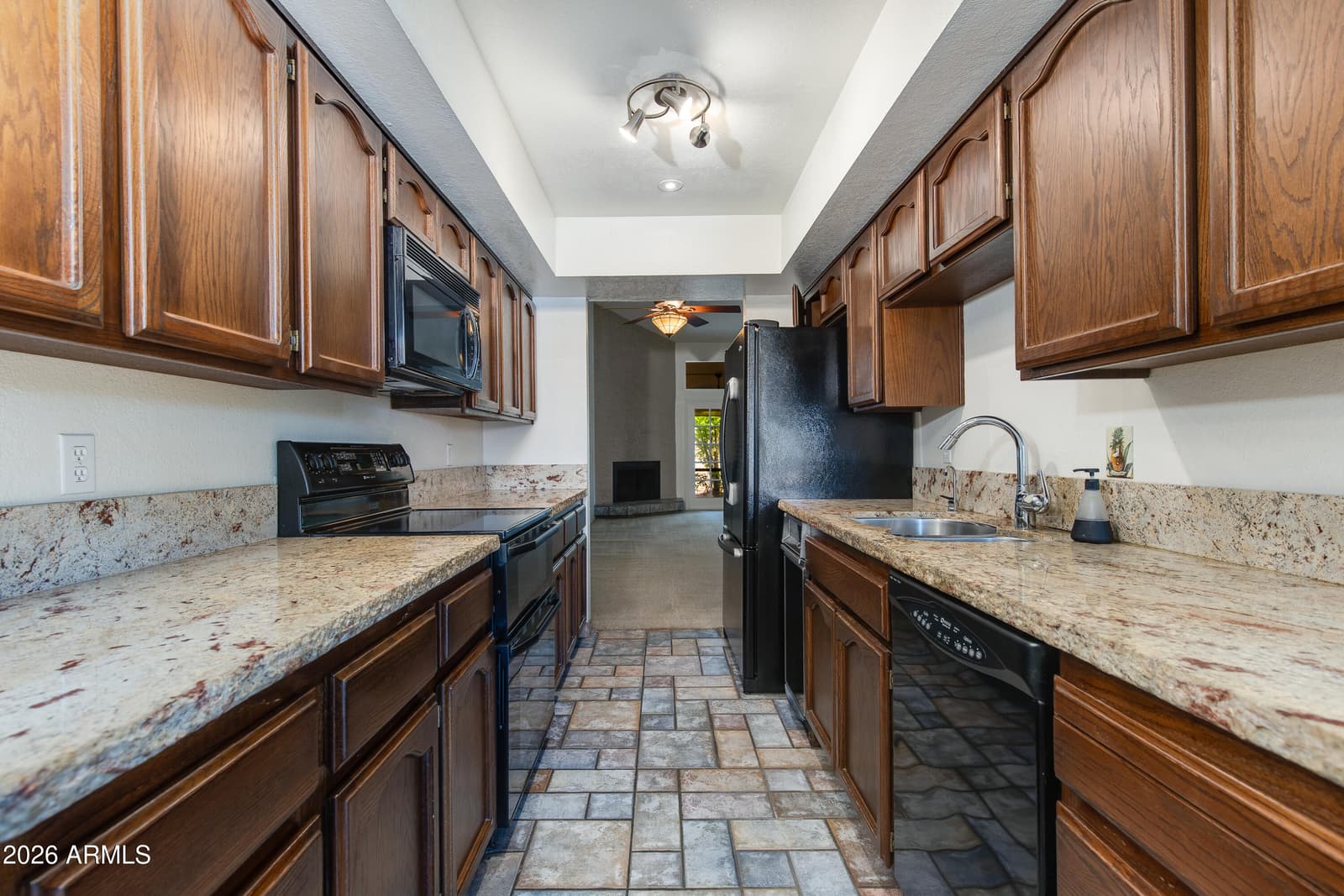 7263 N 6TH Way, Phoenix, AZ 85020 — photo 10 of 33