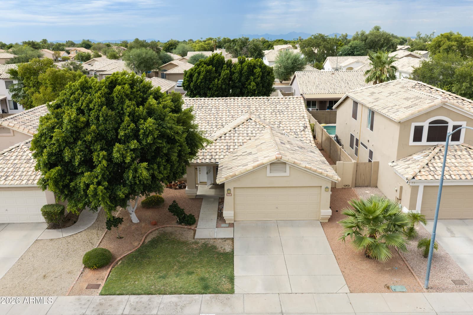 7439 W LOUISE Drive, Glendale, AZ 85310 — photo 4 of 46