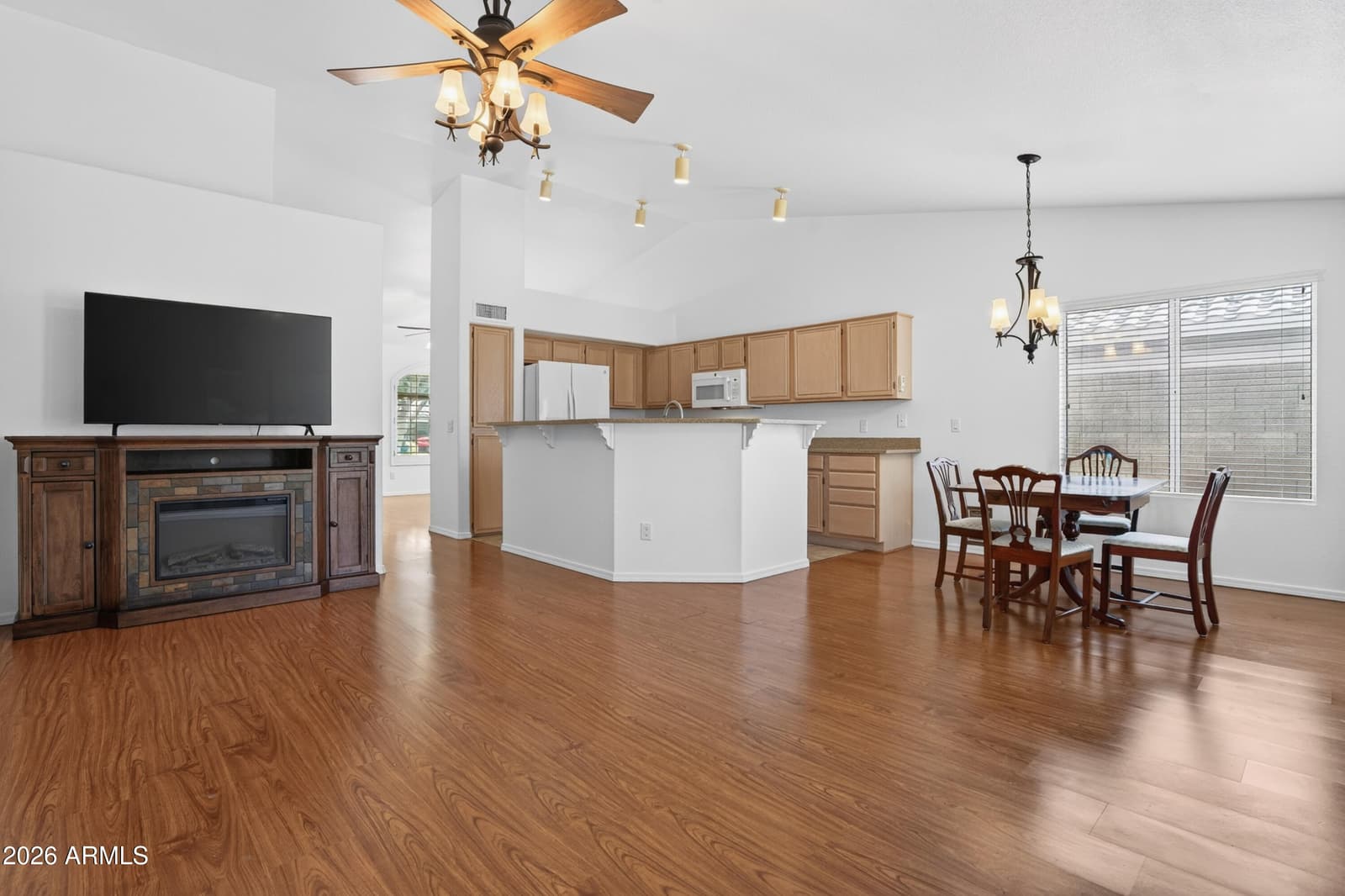 7439 W LOUISE Drive, Glendale, AZ 85310 — photo 10 of 46