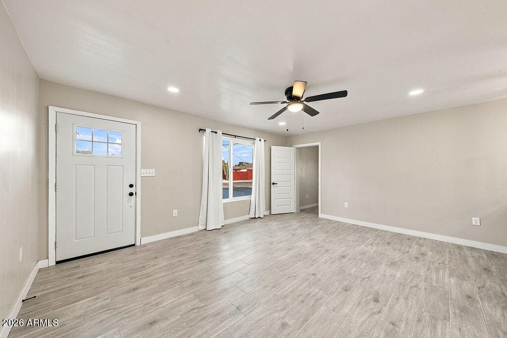 5534 N 31ST Drive, Phoenix, AZ 85017 — photo 4 of 10