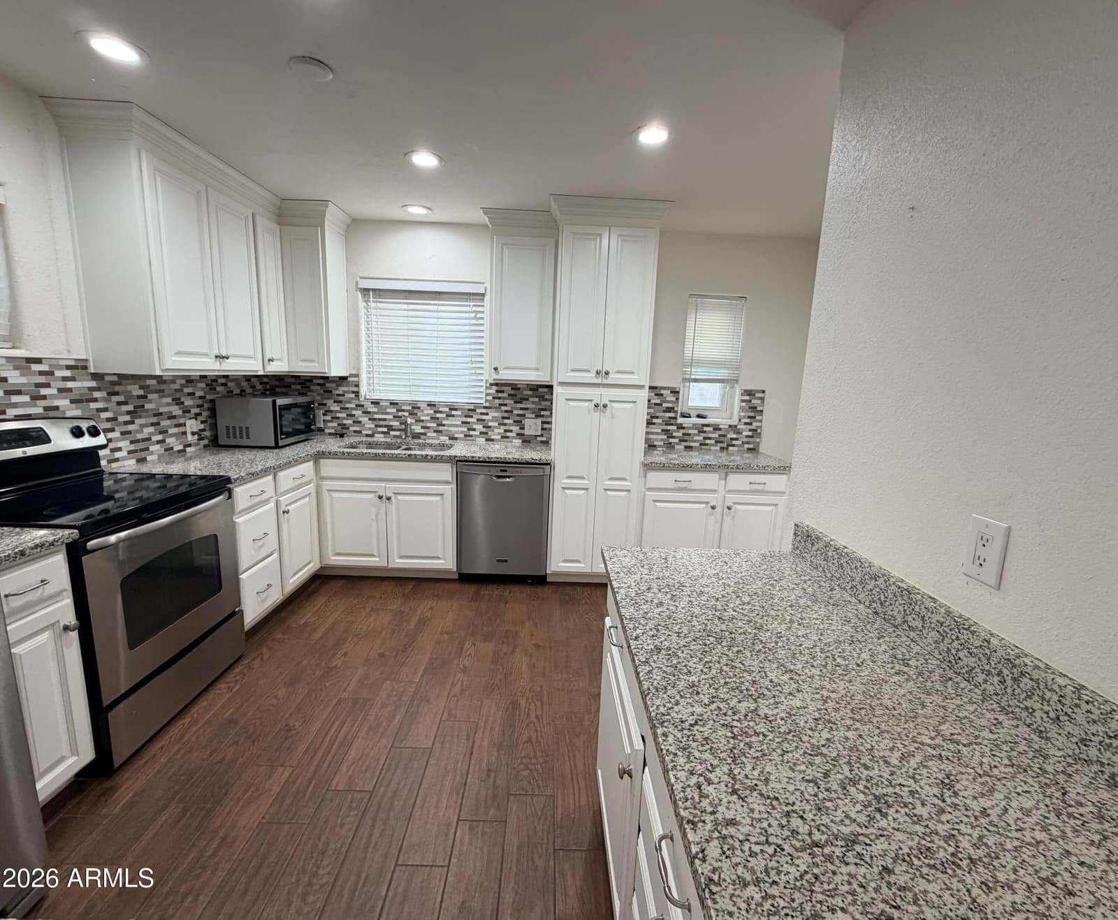 2854 N GREENFIELD Road, Phoenix, AZ 85006 — photo 3 of 13