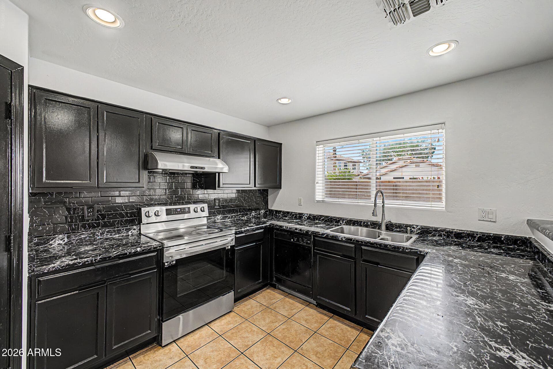 7224 W PIONEER Street, Phoenix, AZ 85043 — photo 12 of 37