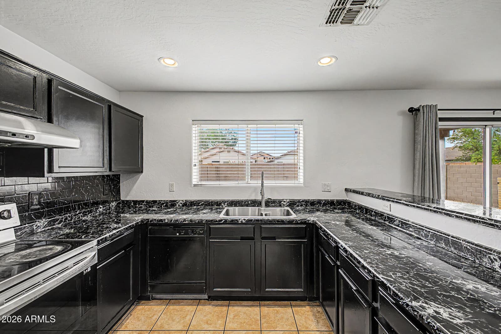 7224 W PIONEER Street, Phoenix, AZ 85043 — photo 13 of 37