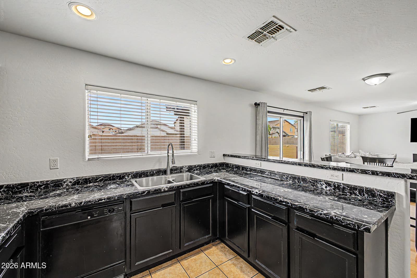 7224 W PIONEER Street, Phoenix, AZ 85043 — photo 14 of 37
