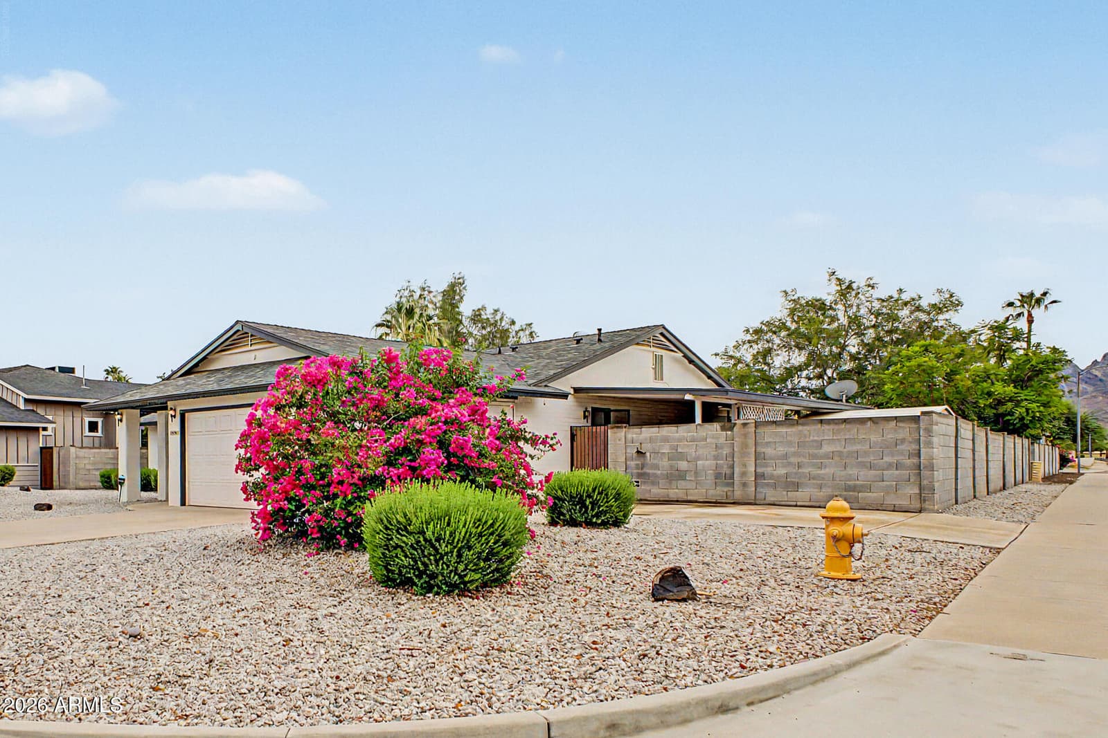 2801 E NORTH Lane, Phoenix, AZ 85028 — photo 4 of 31